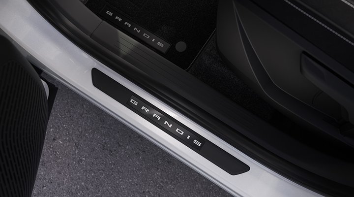 Nový Mitsubishi Grandis: Prahové lišty